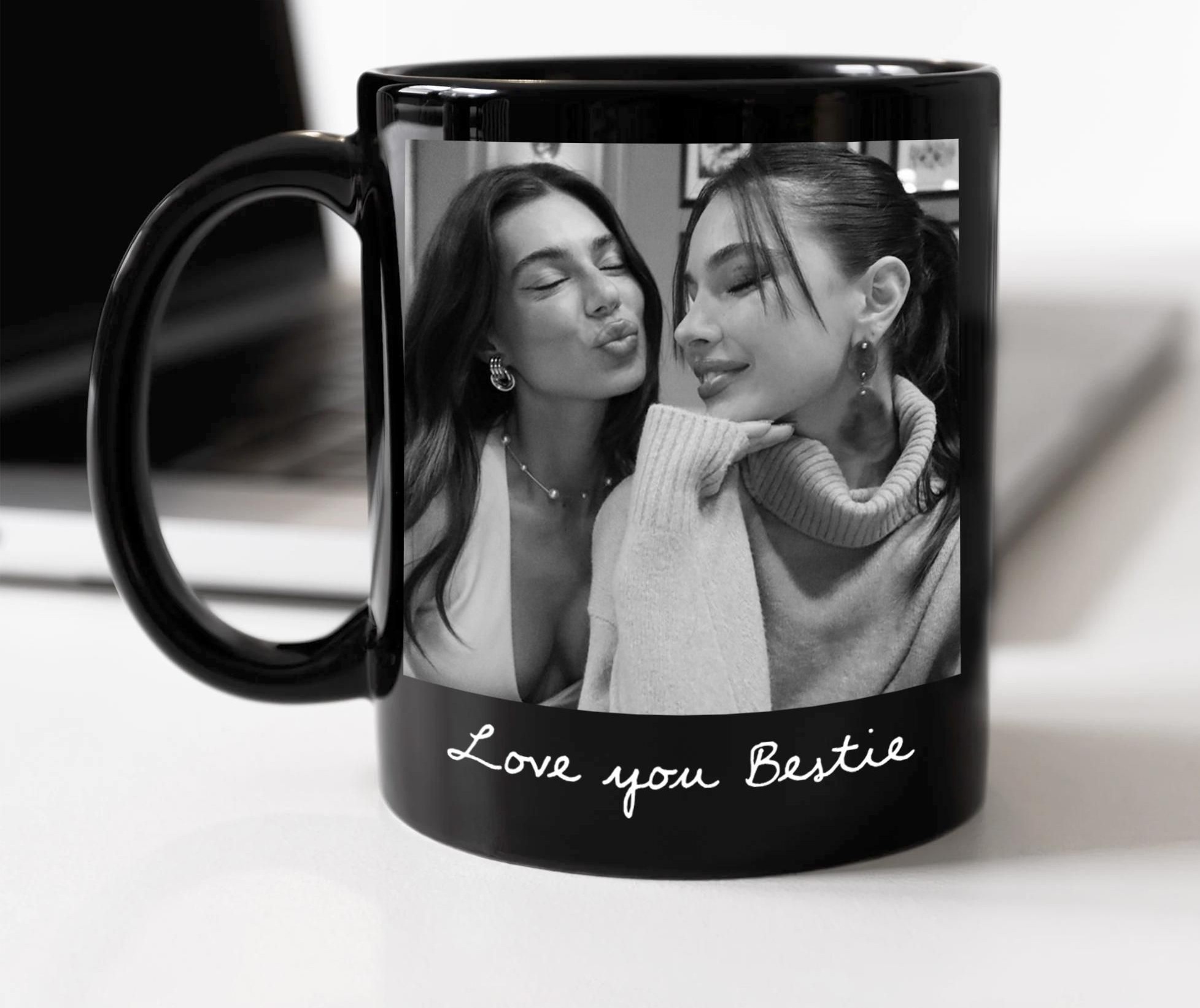 Mug personnalisé en céramique noire brillante avec photo personnalisée en noir et blanc de deux meilleures amies et texte blanc écrit à la main "Love you Bestie".